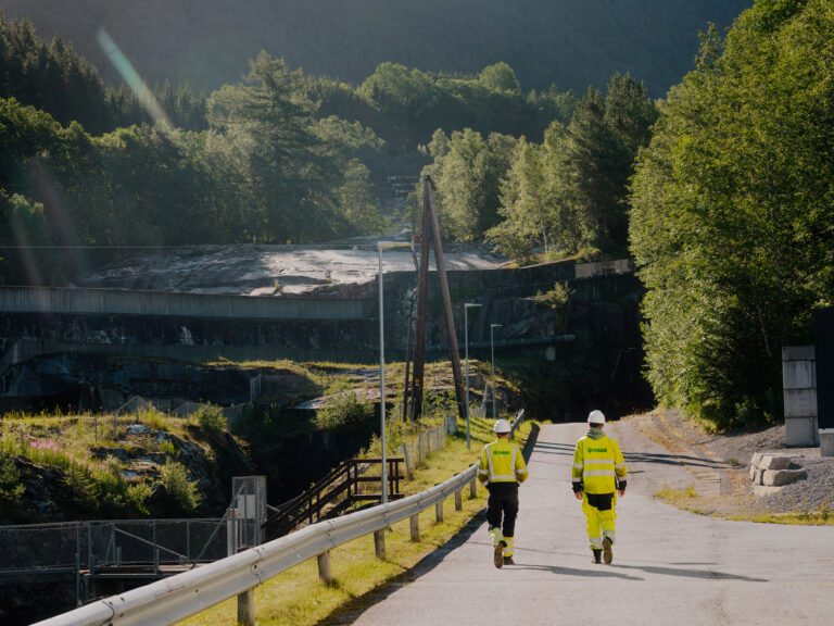 Energioperatorer gaar langs veien mot kraftverk tunell Ulvund