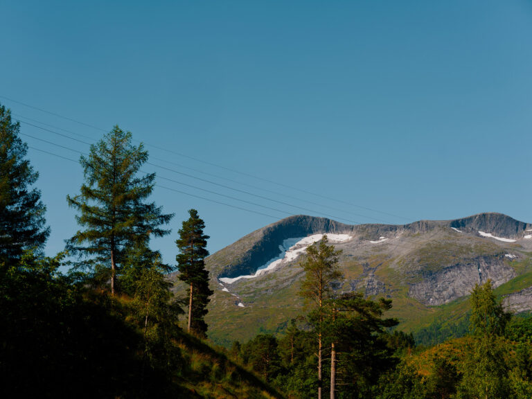 Fjell med kraftlinjer