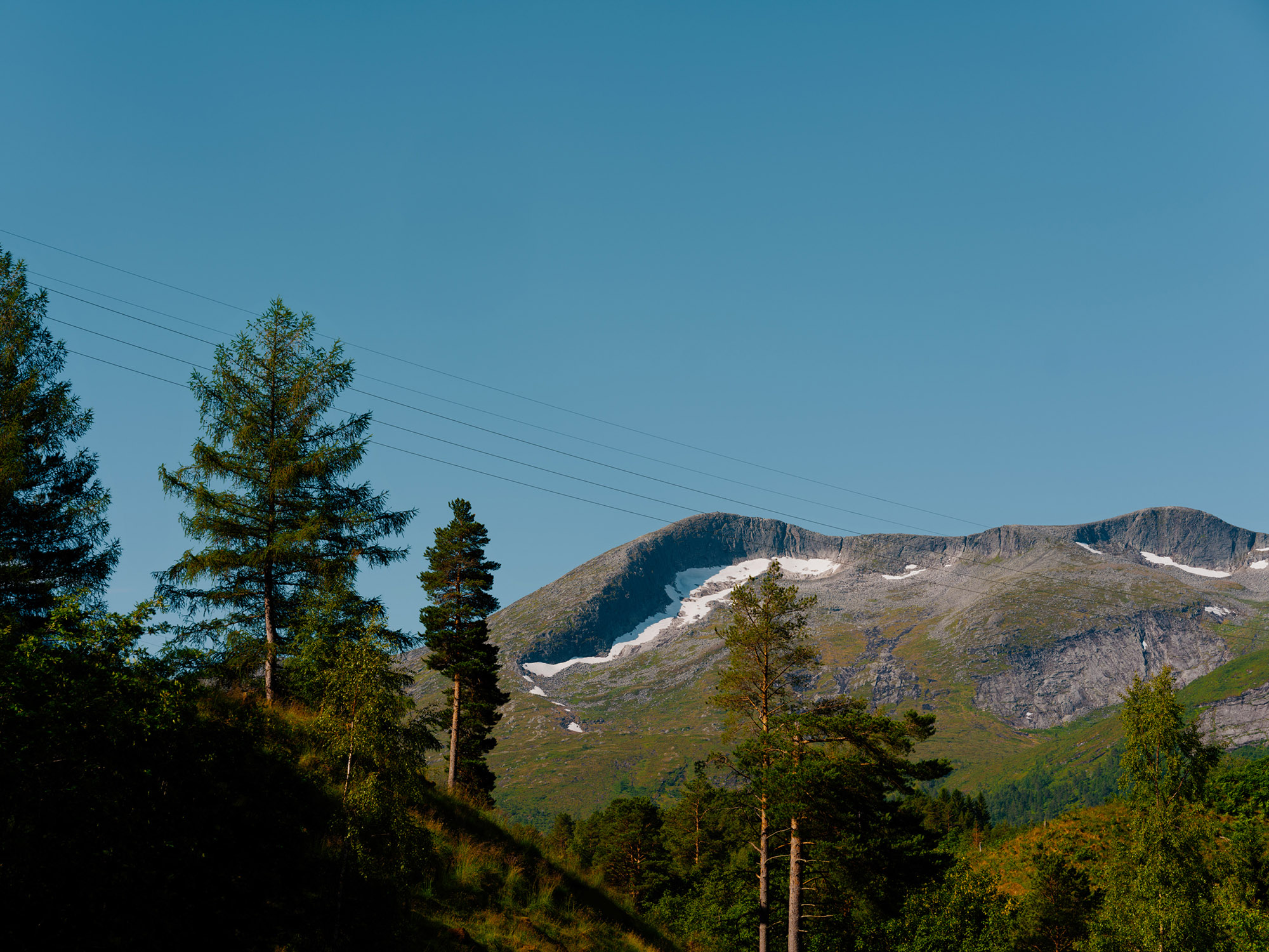 Fjell med kraftlinjer