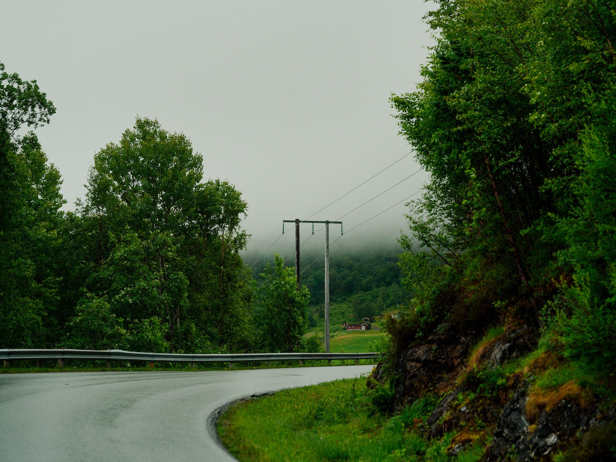 Strømledninger og mast i landskap