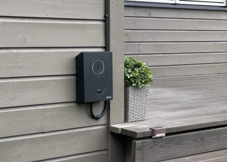 elbillader Zaptec Go montert paa husvegg